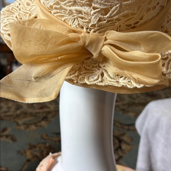 Vintage 1960\'s NWT Christian Cream Lace Bumper Style Hat bow has flaw main image 8